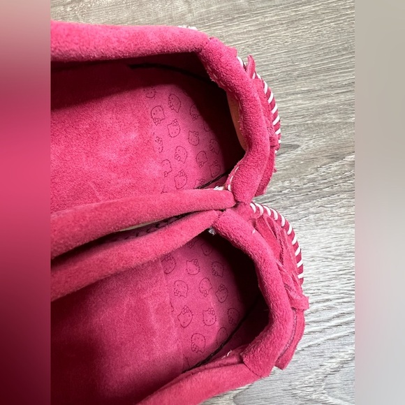 NEW 5.5 MINNETONKA × Hello kitty Kawaii Pink Leather Moccasins - Picture 7 of 8